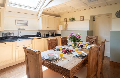 Kingsbridge Cabaña | The Grange - 5 cottages that sleeps 23 guests in 12 bedrooms