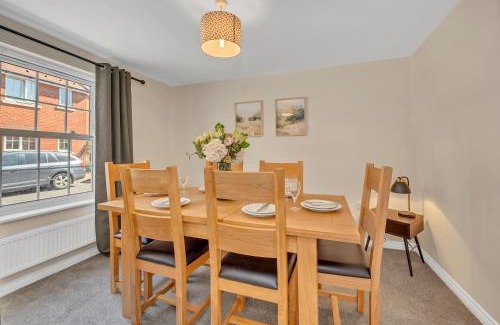 Martlesham Heath Casa | The Grange Luxe2, 5 Bedroom House,Spacious,contractor,family,Internet,free parking,group,study,relocation,easily accessible in Ipswich,Kesgrave