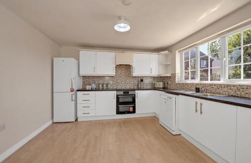 Martlesham Heath Casa | The Grange Luxe2, 5 Bedroom House,Spacious,contractor,family,Internet,free parking,group,study,relocation,easily accessible in Ipswich,Kesgrave