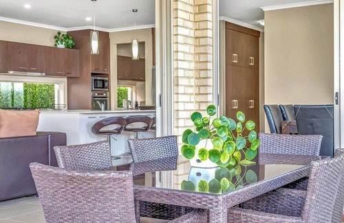Woodville Gardens Casa | The Grapevine An Indoor Outdoor Urban Retreat