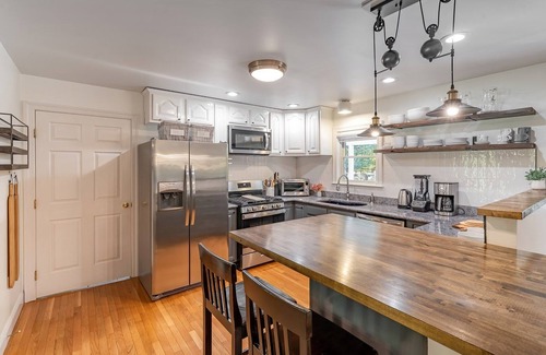 Great Barrington Casa | The Great Escape Ski Cottage w/HOT TUB @ Great Barrington
