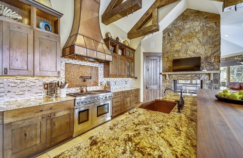 Forest Hills Casa | Experience stunning views at The Great Escape, with a private hot tub.