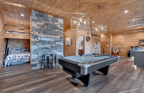 Gatlinburg - Pigeon Forge Cabina | The Great Outdoors 5 Bedroom Cabin by RedAwning