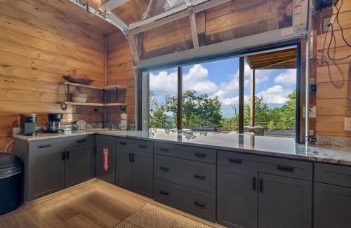 Gatlinburg - Pigeon Forge Cabina | The Great Outdoors 5 Bedroom Cabin by RedAwning