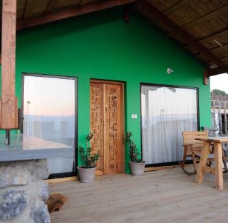 Ma'ale Gamla Chalet De Esquí | The green and red cabins