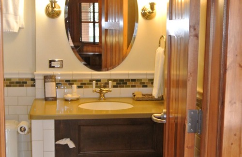 Red Cliff Hotel | The Green Bridge Inn