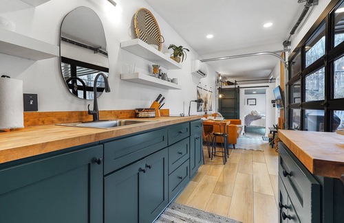 Columbus Casa | The Green Creek Shipyard | Hot Tub, Sauna, Fire Pit + Private Pond!