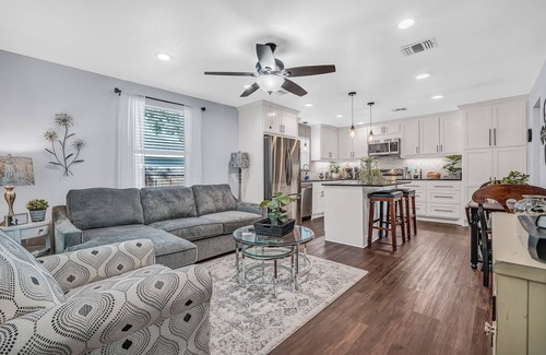 Brenham Casa | The Green Emerald Close to Down Town Brenham