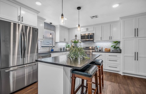 Brenham Casa | The Green Emerald Close to Down Town Brenham