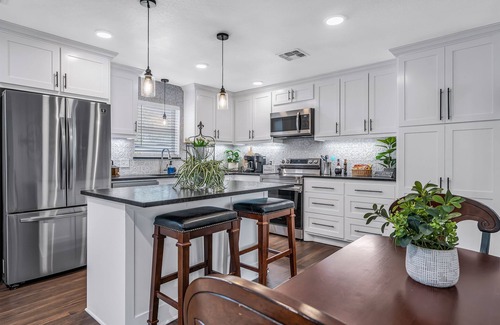 Brenham Casa | The Green Emerald Close to Down Town Brenham