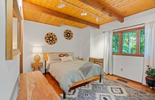 East Stroudsburg Chalet De Esquí | The Green Forest Retreat - Kayak, Hot Tub, Sauna