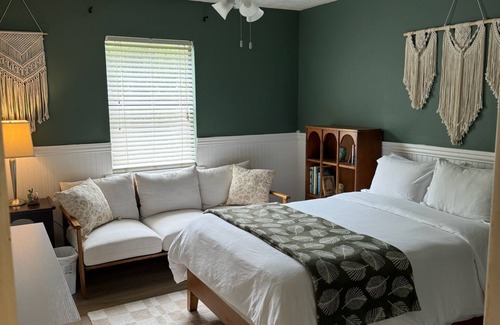 College Station Casa | The Green House - Cozy 2 bedroom 5 minutes to Texas A&M University!