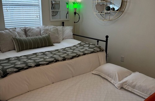 College Station Casa | The Green House - Cozy 2 bedroom 5 minutes to Texas A&M University!