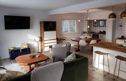 London Casa | "The Green Space" 2BR Pvt Balcony & Chefs Kitchen