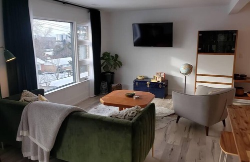 London Casa | "The Green Space" 2BR Pvt Balcony & Chefs Kitchen