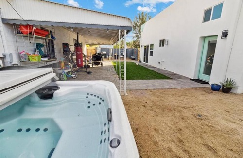 Encanto Casa | The Gregory: 2 Bed/1 Bath Guesthouse