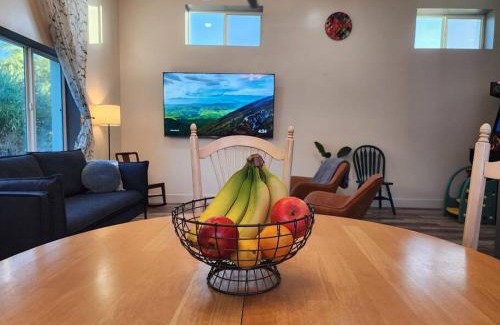 Encanto Casa | The Gregory: 2 Bed/1 Bath Guesthouse