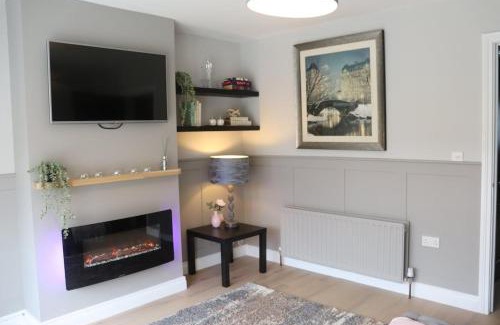 Banbridge Casa | The Grey Door 2 Bed Cottage Banbridge Parking Private Garden l WeStay Belfast Short Lets And Serviced Accommodations