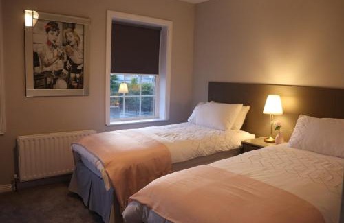 Banbridge Casa | The Grey Door 2 Bed Cottage Banbridge Parking Private Garden l WeStay Belfast Short Lets And Serviced Accommodations