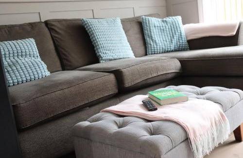 Banbridge Casa | The Grey Door 2 Bed Cottage Banbridge Parking Private Garden l WeStay Belfast Short Lets And Serviced Accommodations
