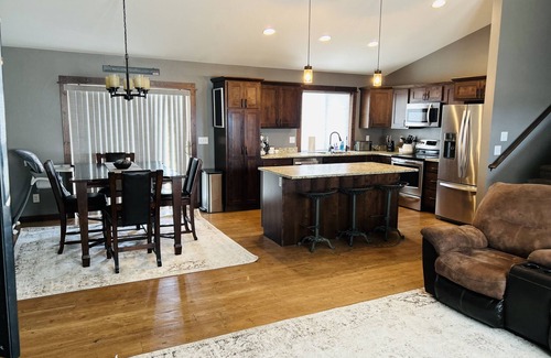 Helena Casa | The Grey House is 2 minutes to the Lake 5 minutes to Fox Ridge golf course.