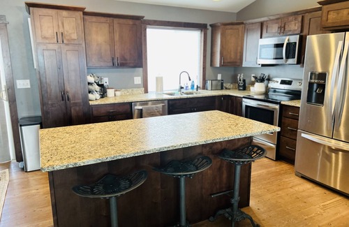 Helena Casa | The Grey House is 2 minutes to the Lake 5 minutes to Fox Ridge golf course.