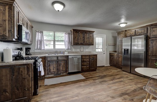 Joplin Casa | The Greystone- Spacious + Updated home in SE Joplin