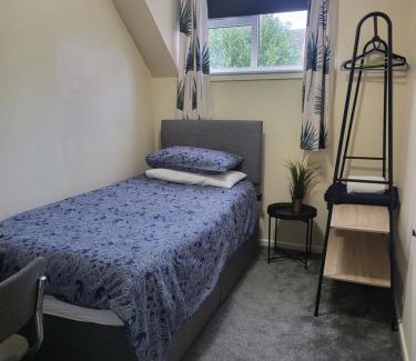 Wolverhampton Casa | The Grove- 3 Bed Detatched House Wolverhampton- Families and Contractors- Near Town Centre and Molineux Stadium