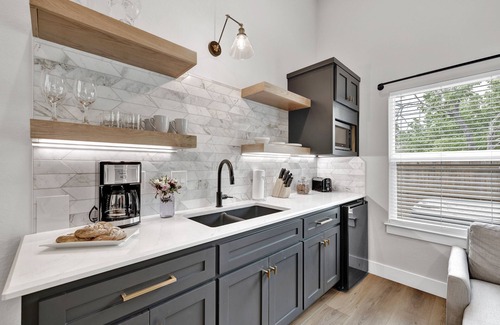 Fredericksburg Cabaña | The Grove E With Hot Tub & King Bed - 2 Blks to Main
