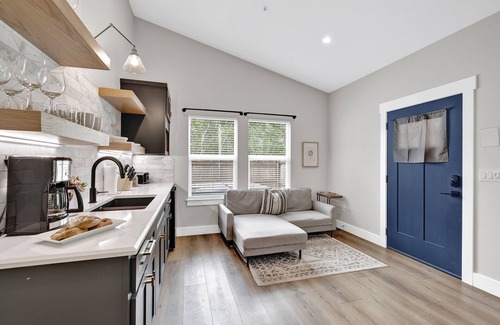Fredericksburg Cabaña | The Grove E With Hot Tub & King Bed - 2 Blks to Main