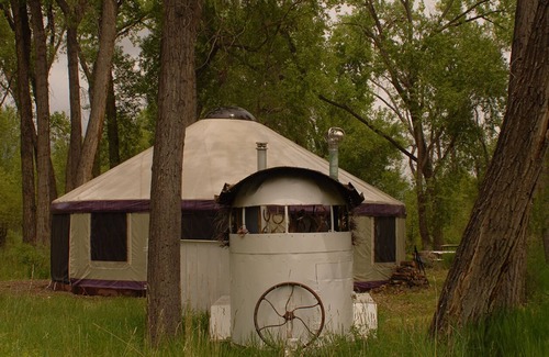 Paonia Cabina | The Grove Yurt es una situación de vida primitiva directamente en el río