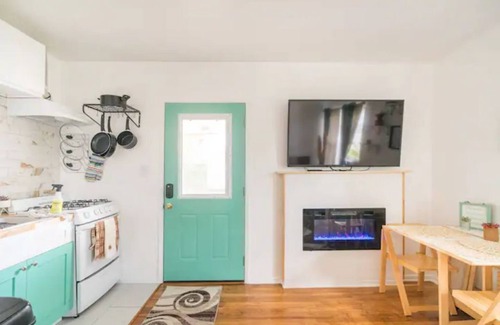 East San Gabriel Casa | The GuestHouse W/King Bed & Private courtyard