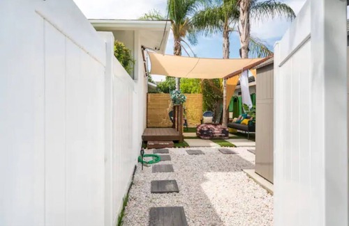 East San Gabriel Casa | The GuestHouse W/King Bed & Private courtyard