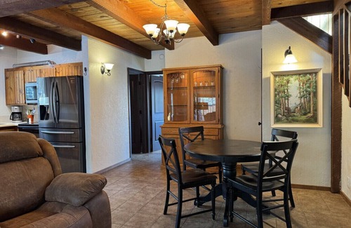 Sisters Casa | The Guests Nest Cabin w/Hot tub