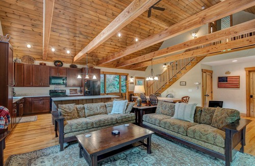 Sugar Grove Casa | The Guf - Total privacy, 13 mins to downtown Boone, brand new hot tub, pet friendly!