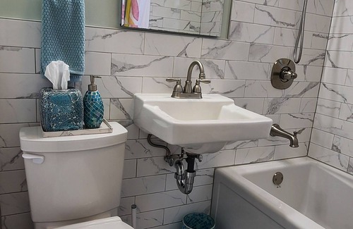 Woodbridge Casa | The Gumball Bungalow Est. 1886. 2BR. Free Smiles