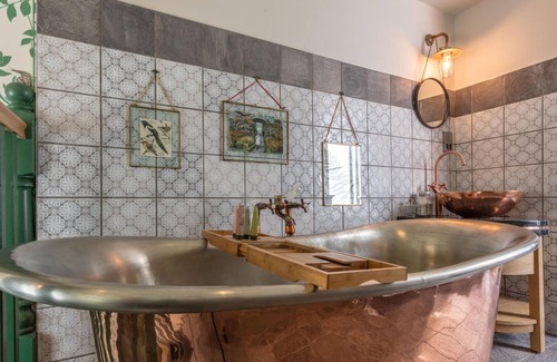 Weybridge Hotel | The Hand & Spear