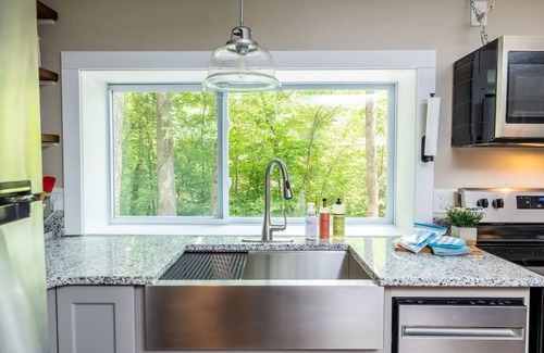 Walland Cabina | The HANGAR - Tiny Home Adventure, Sleeps up to 5, 2 bdrms, Convenient