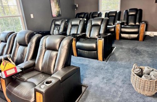 Pocono Pines Casa | The Hangout Haven - Theater, Hot tub, Pickleball, Ping pong, Firepit