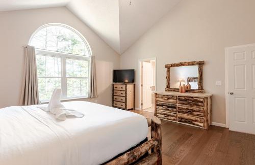Pocono Pines Casa | The Hangout Haven - Theater, Hot tub, Pickleball, Ping pong, Firepit