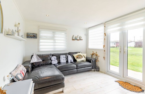 Mundesley Chalet De Esquí | The Happy Hedgehog (2 bedrooms sleeps up to 3) is just 600 yards from the beach!