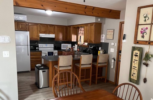 Locust Lake Village Chalet De Esquí | The Happy Hideaway-A Family & Pet-Friendly Air-Conditioned Cabin in Locust Lake