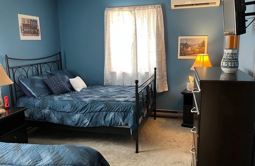 Locust Lake Village Chalet De Esquí | The Happy Hideaway-A Family & Pet-Friendly Air-Conditioned Cabin in Locust Lake