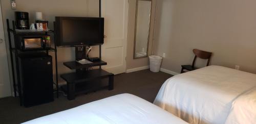 Hot Springs Hotel | The Happy Hollow