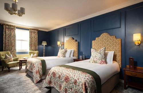 Carnlough Hotel | The Harbourview Hotel