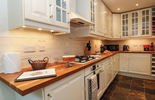 Macclesfield Cabaña | THE HARE BURROWS, with open fire in Alderley Edge