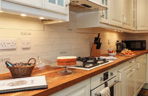 Macclesfield Cabaña | THE HARE BURROWS, with open fire in Alderley Edge
