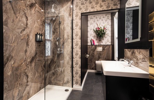 Queens Quarter Casa | The Harrison Chambers of Distinction