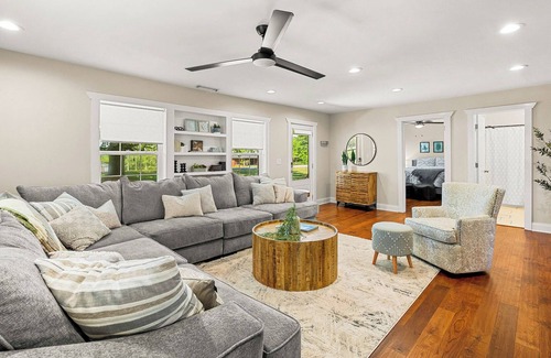 Hartwell Casa | The Hartwell Haven! Enjoy the hot tub, fire pit, & less than 5miles from Marina!