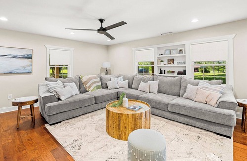 Hartwell Casa | The Hartwell Haven! Enjoy the hot tub, fire pit, & less than 5miles from Marina!